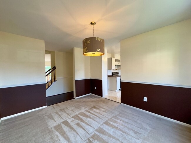 Building Photo - Spacious 4Bed/3.5Bath in Woodlawn