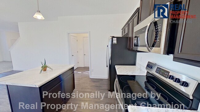 Building Photo - Spacious Home with Fenced Back Yard Convenient to Camp Lejeune