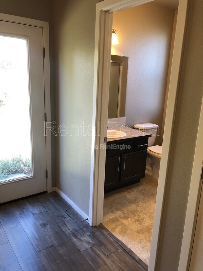 Building Photo - 5 SW Roosevelt Ave