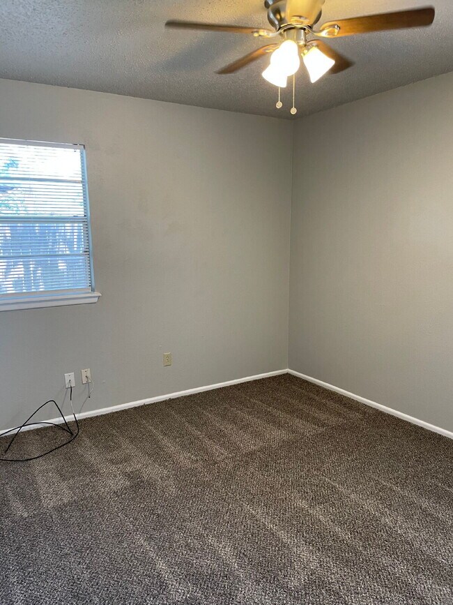 Building Photo - "Charming 3-Bed Oasis in Lubbock - Spaciou...