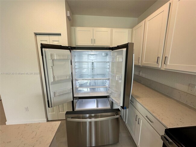 Building Photo - 402 SE Crossoak Ln