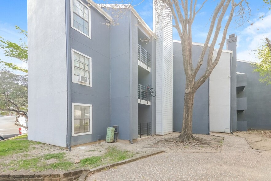 Building Photo - 9920 Forest Ln