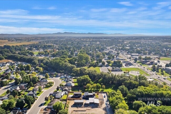 Building Photo - 384 London St