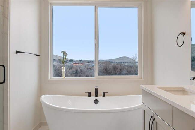 Building Photo - Stunning New Construction Five Bedroom Three Bath in South Richland!