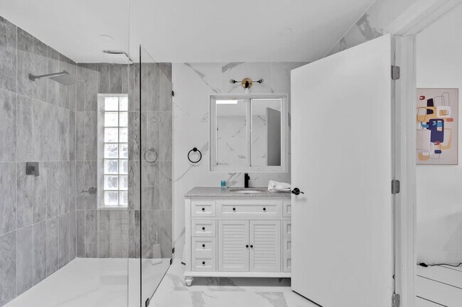 Building Photo - 1712 NE 18th Ave