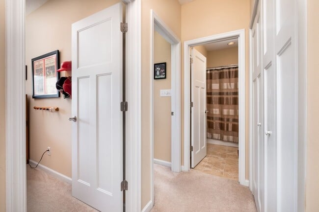 Building Photo - 3BR Open Floor Plan with Garage in Captain...