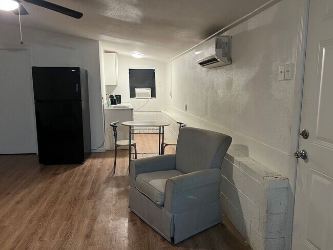 Building Photo - Furnished ALL BILLS PAID Backhouse Efficiency For Rent