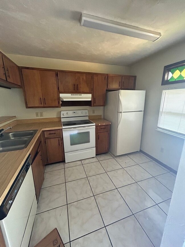 Building Photo - Large 2/2 flat, walking distance to Capita...