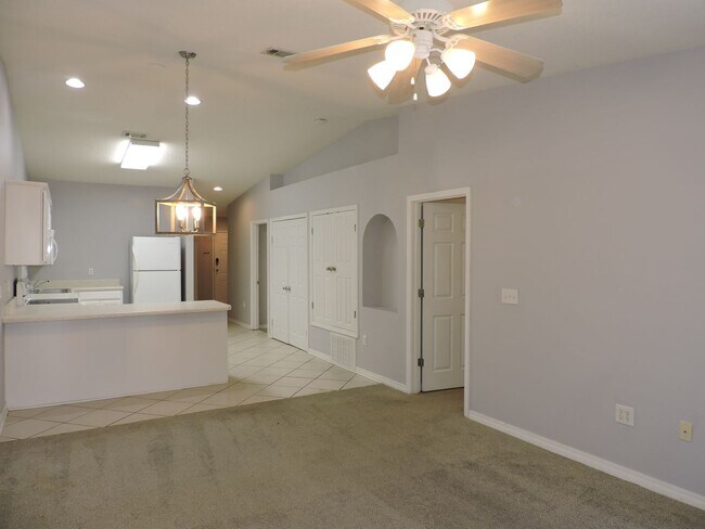 Building Photo - Easy access to interstate, shopping & hosp...