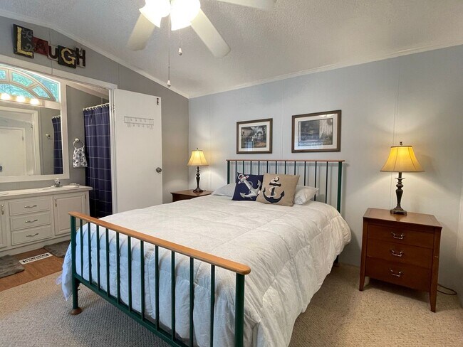 Building Photo - Recently renovated-3 bedroom/2 bathroom home-fully furnished-located in Tanglewood Subdivision