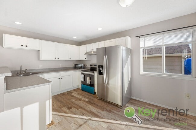 Building Photo - Stunning 3 Bed 2.5 Bath close to highways and shopping!