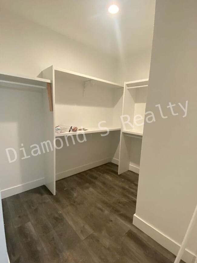 Building Photo - Gorgeous 4 Bedroom Ozark House Coming Earl...