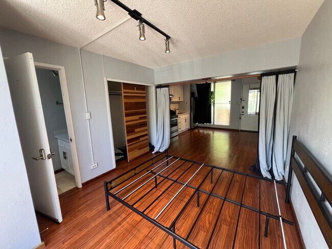 Building Photo - 392 sqft Studio with 1-bathroom, 1-parking in Palolo Gardens