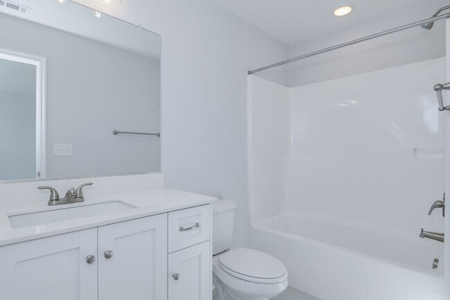 Building Photo - Like New Home - 4 Bed 3 Bath