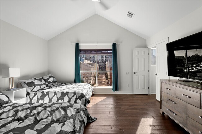 Building Photo - 905 Saulnier St