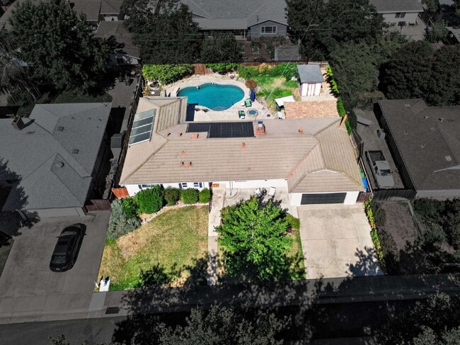Building Photo - Spacious 4-Bed Oasis with 2 Full Baths