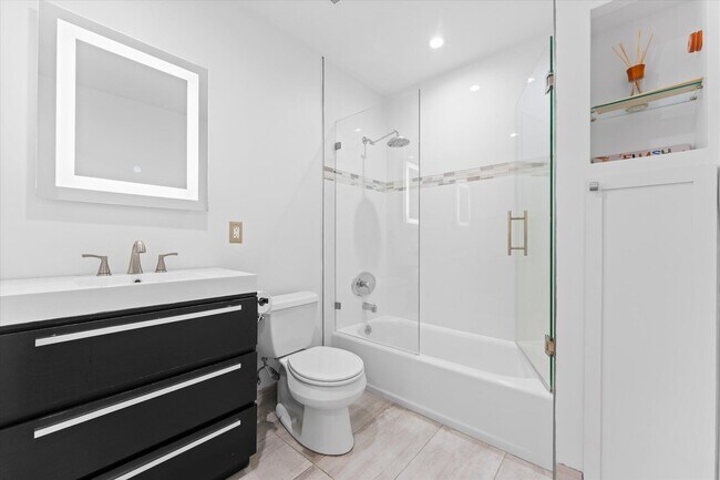 Building Photo - 2948 NE 35th Ct