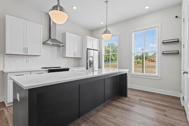 Building Photo - 1066 Crest Cir SE