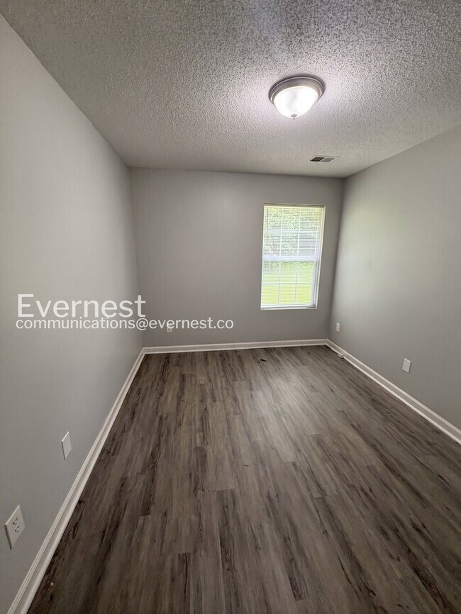 Building Photo - 3 Bed, 2 Bath Home with Garage / Pet-Friendly / Available Now!