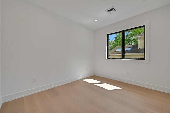 Building Photo - 229 Hickory Ave