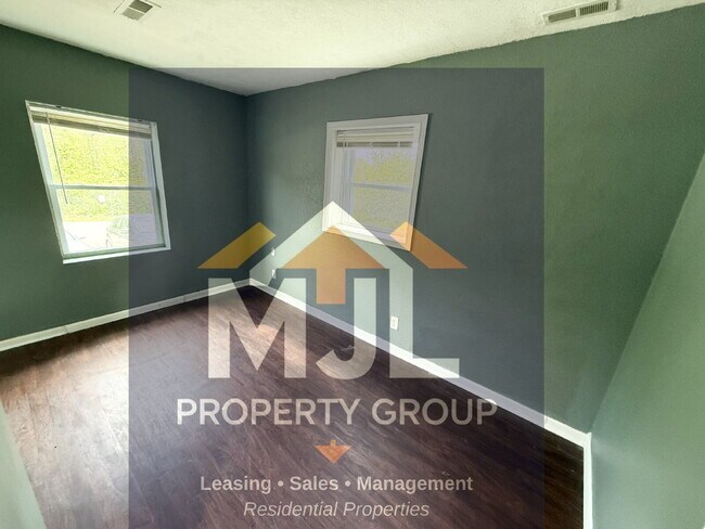 Building Photo - Spacious 3 Bedroom / 1 Bath Apartment in Sugar Creek *Ready Now*