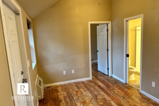 Building Photo - Cozy 2 Bedroom, 1 Bath in the Heart of Med...