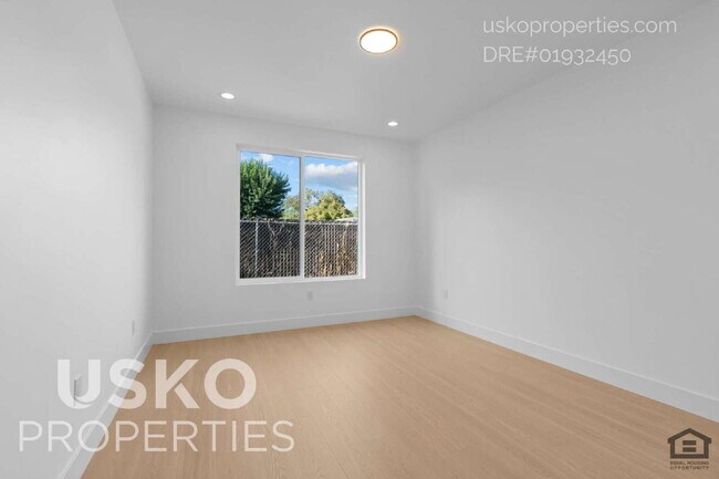 Building Photo - "Spacious 2-Bed, 2-Bath in Prime Sacrament...
