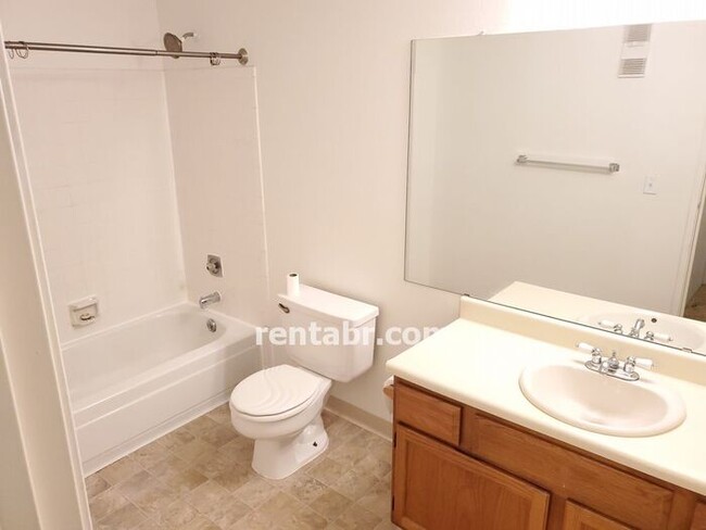 Building Photo - Spacious Snowbird Condo in Lakewood for Re...