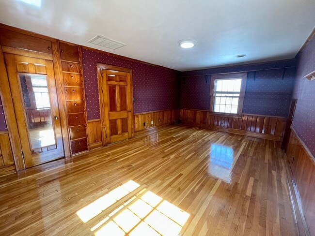 Building Photo - 437 Banks St