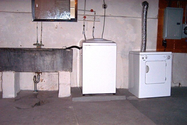 Building Photo - 2628 E Somerset St