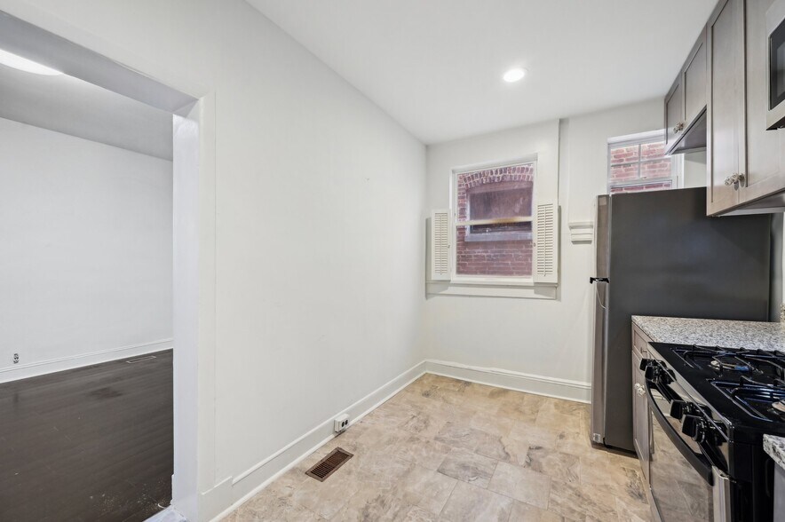 Kitchen - 2431 Linden Ave