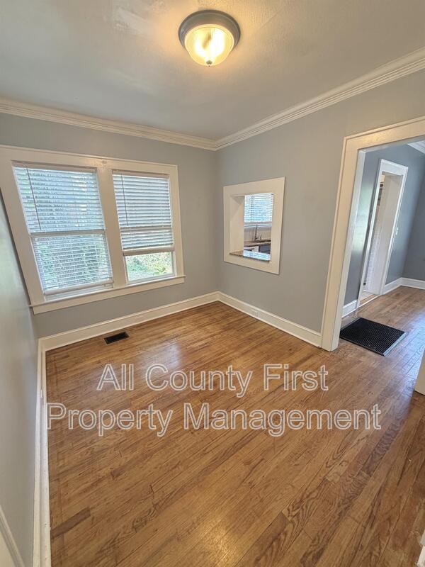 Building Photo - 980 Woodland Ave SE