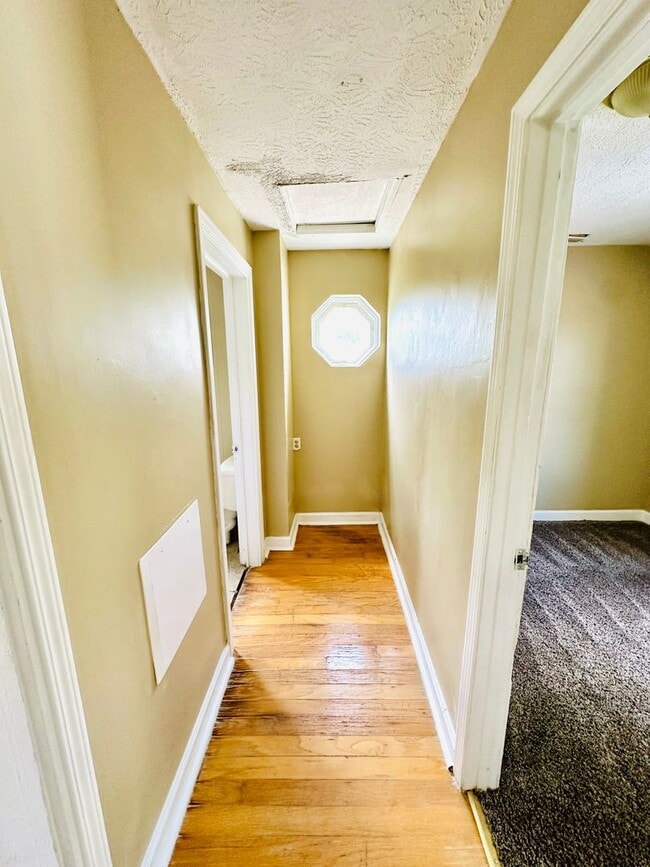 Building Photo - Updated FOUR bedroom home in South Louisville