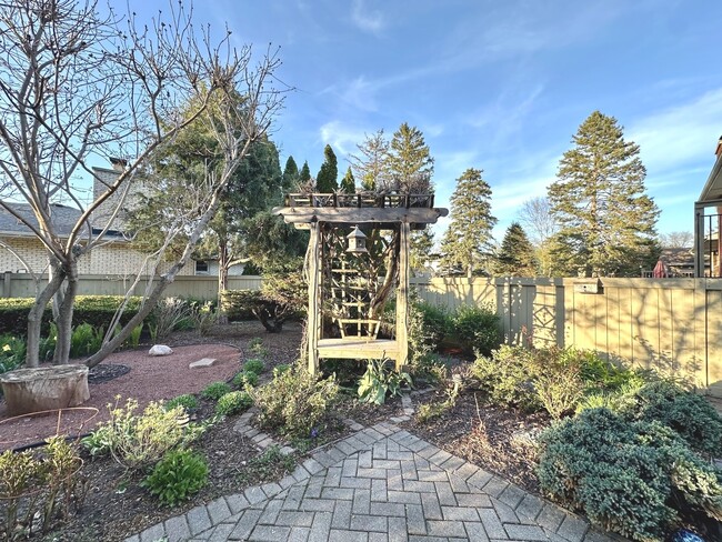 Building Photo - 1712 E Maya Ln