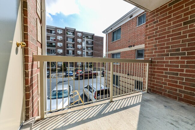 Building Photo - 8751 W Catherine Ave