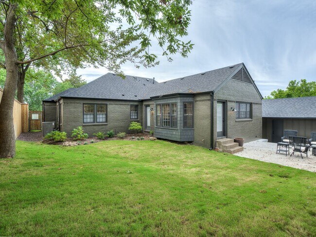 Building Photo - Luxury Living in the Heart of Tulsa