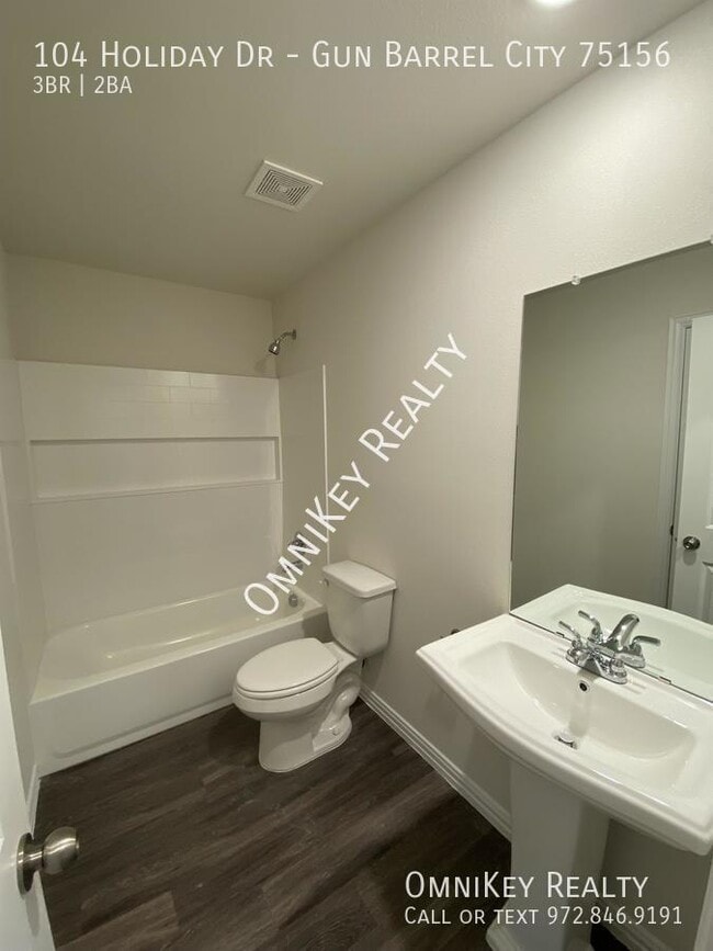 Building Photo - 104 Holiday Dr