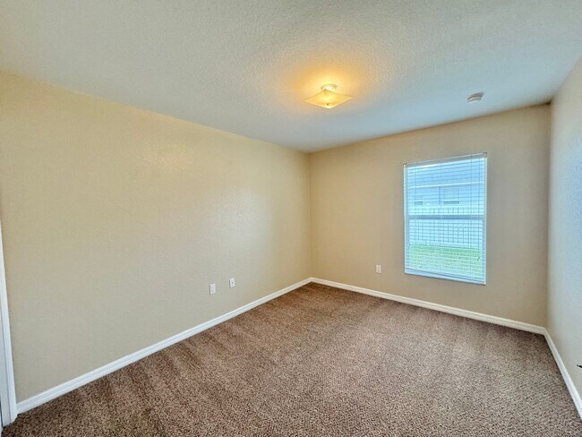 Building Photo - Gated Community of Mandolin