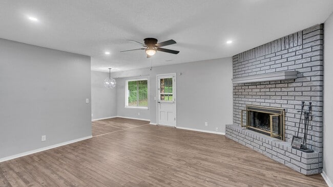 Building Photo - Beautifully Redone 3 Bedroom House! Available for Immediate Move in!