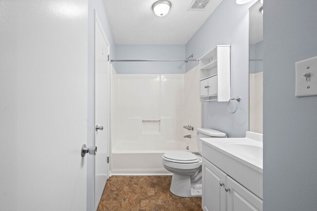 Building Photo - 2 Bedroom Condo For Rent Near Post!
