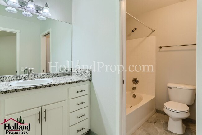 Building Photo - Stylish 3-Level Townhome Surrounded by Nat...