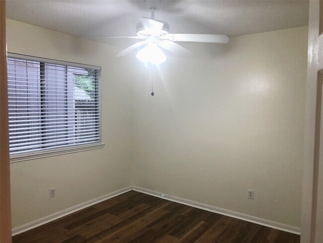 Building Photo - 15310 Glenwood Park Dr