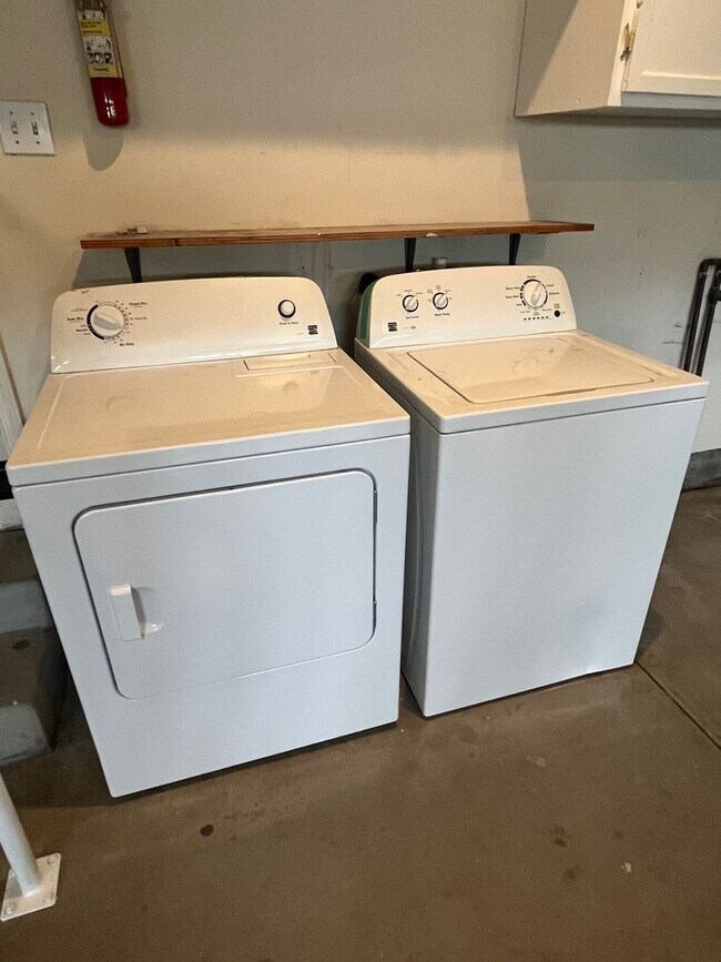 Building Photo - Large Single Level 4 Bedroom 2 Bathroom Home located in Northeast Rohnert Park