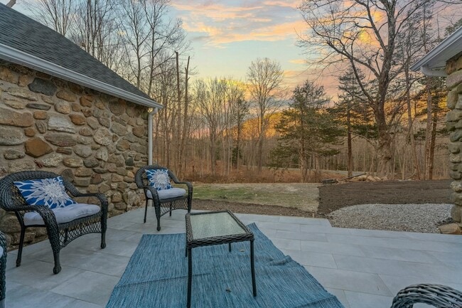 Building Photo - 45 Westledge Rd