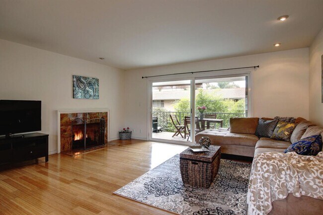 Building Photo - 2 Bed / 2 Bath Condo Uptown Santa Barbara - Hardwood floors + Private laundry!