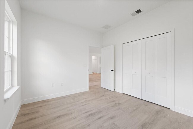 Building Photo - 14152 SW 44th Ave