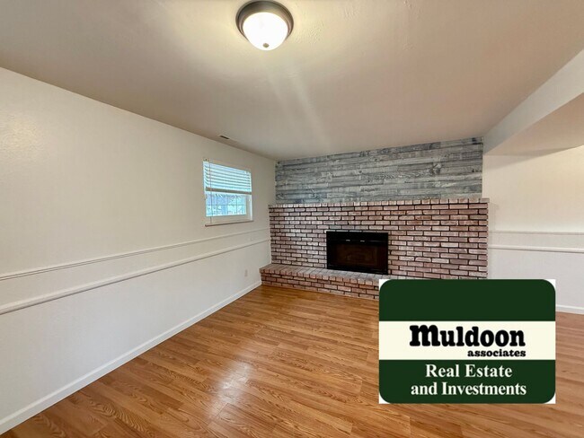 Building Photo - 3 Bedroom Tri Level with Spacious Yard 80918