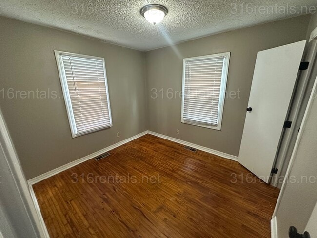 Building Photo - $1150- 3 bed 1 bath - Single Family Home
