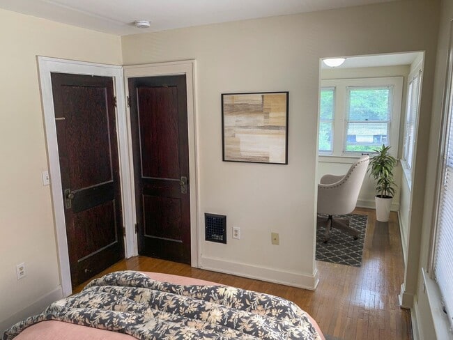 Building Photo - BRAND NEW UPDATES!  3 BEDROOMS / 1.5 BATHS...