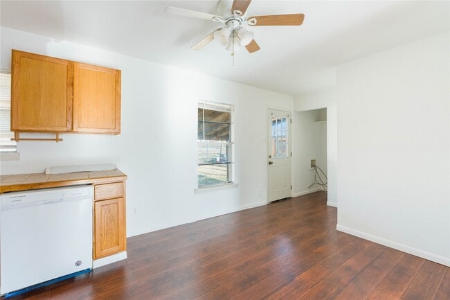 Building Photo - 2145 Sharon Dr